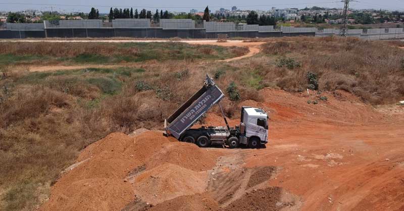 התושבים מתלוננים: למה משאיות פורקות עפר בשטח הפתוח מצפון לשכונה? צפו