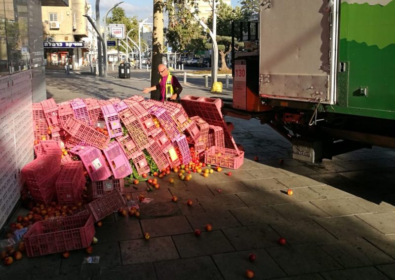 "עשרות ארגזים נפלו עלינו ממשאית": העירייה הוציאה צו סגירה לסניף רמי לוי בסוקולוב