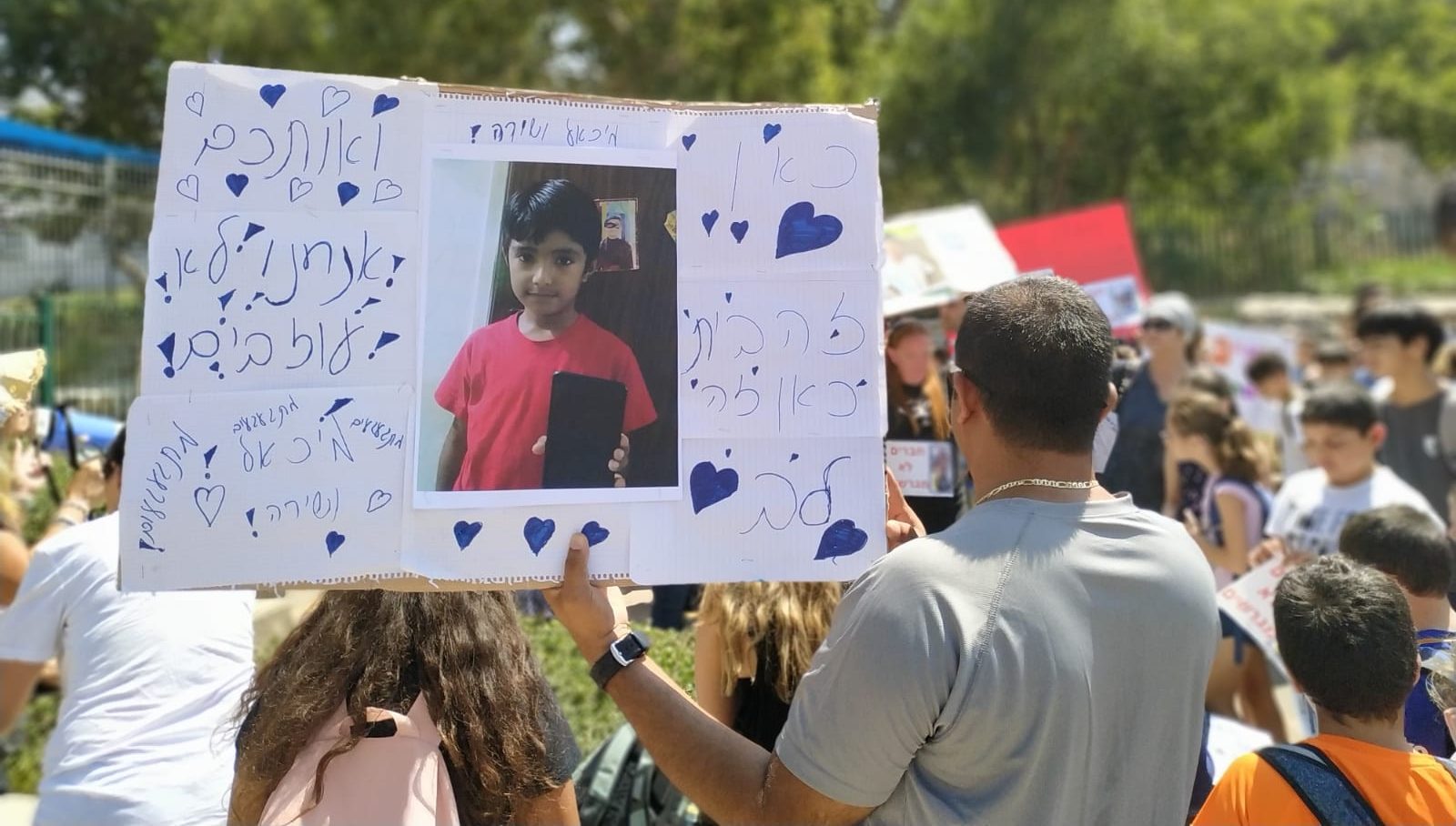 200 מפגינים בהרצליה נגד גירוש מיכאל אפרטי בן התשע ומשפחתו. צפו: