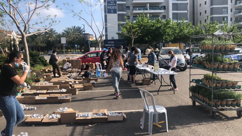 גם הרמטכ"ל לשעבר התנדב: עשרות תושבים חילקו נרות נשמה למשפחות שכולות בהרצליה