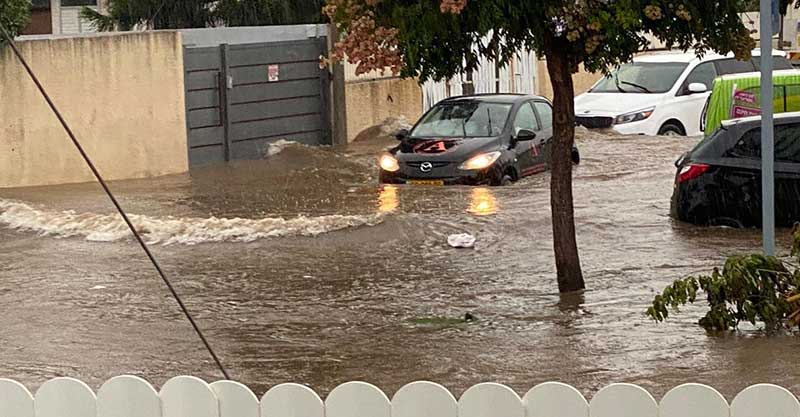 "אני קורא לכל מי שהרכב שלו הוצף בשבוע שעבר להצטרף אלי ולדרוש מהעירייה פיצוי"