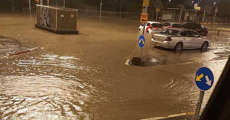 הצפות בכמה מוקדים בהרצליה בעקבות הגשמים העזים