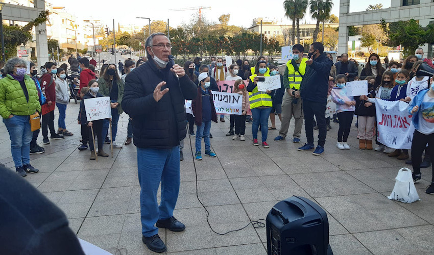 אחרי ההפגנה: אלו הסיכומים שהושגו בפגישה בין משה פדלון לנציגי ההורים של בי"ס גורדון | צפו