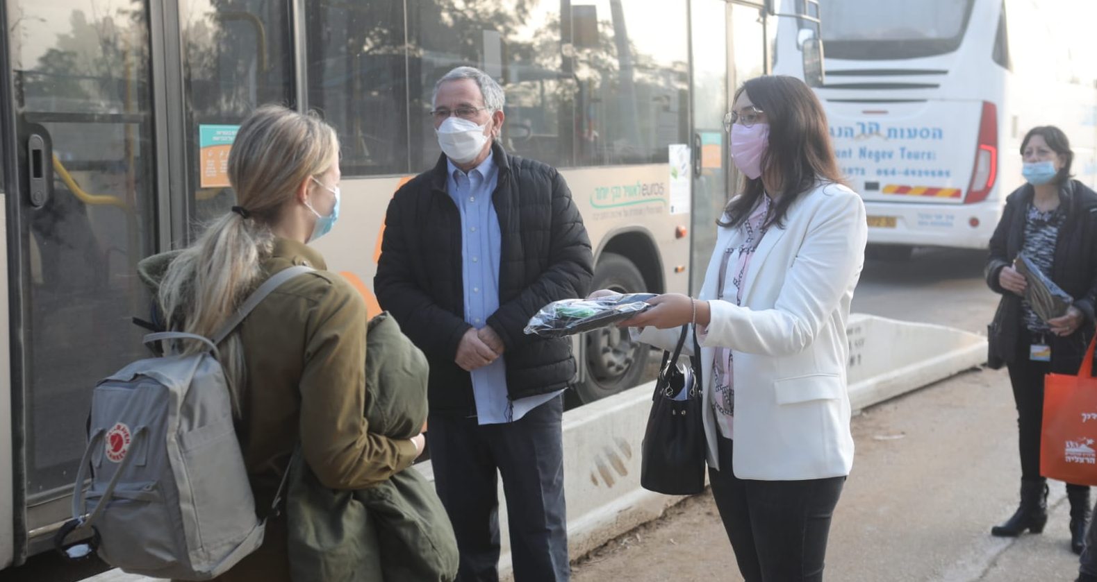 הפתעה לחיילים: פדלון ואייזנברג – צדיקים חילקו להם חם צוואר