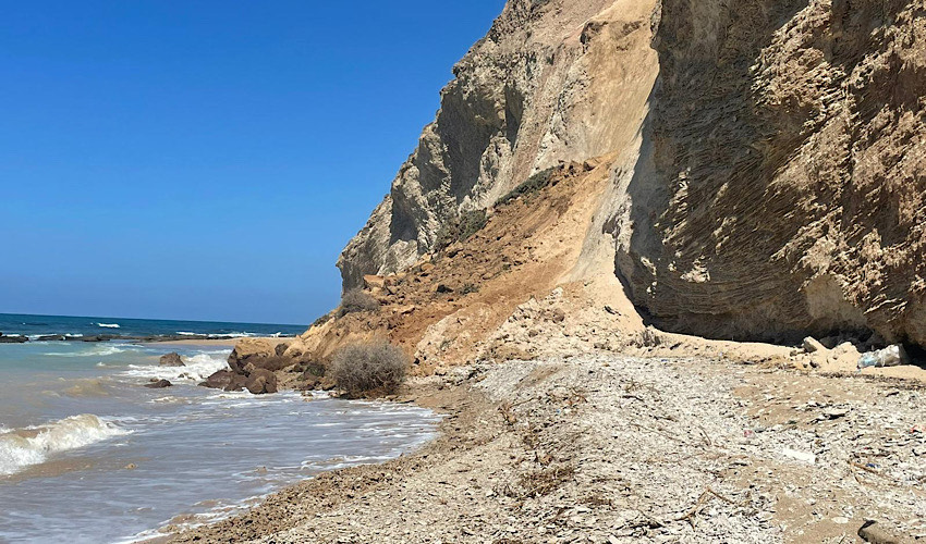 בנס נמנע אסון: קרס חלק מהמצוק באזור אפולוניה, חופים נסגרו