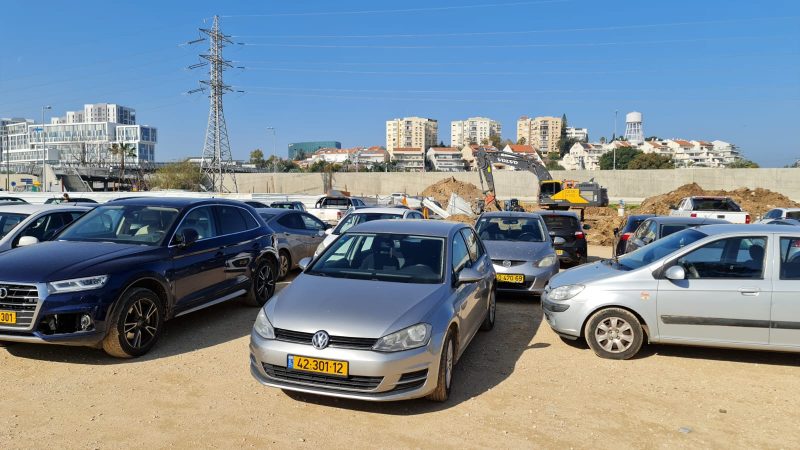 מחדל החניה בתחנת הרכבת בהרצליה: כל הגורמים מגלגלים אחריות, גם העירייה