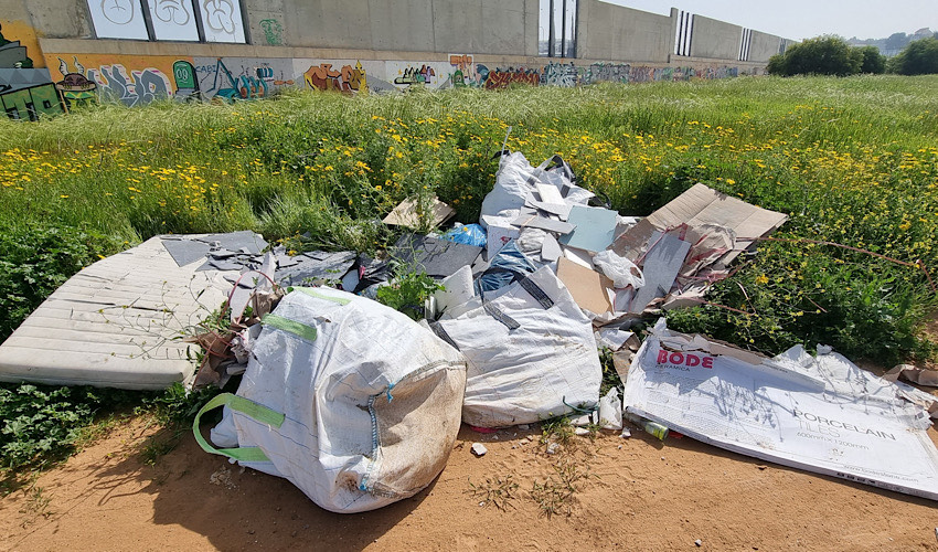 התושבים פנו לעירייה, אבל פסולת בניין ממשיכה להיזרק בגן רש"ל