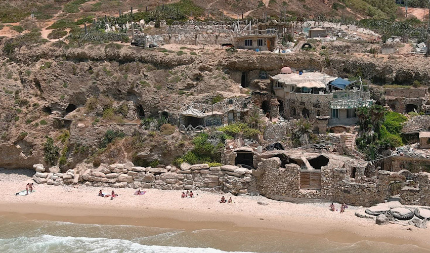 סוף עידן? דרישה לפנות את ניסים איש המערות ממצוק אפולוניה ולאטום את המקום