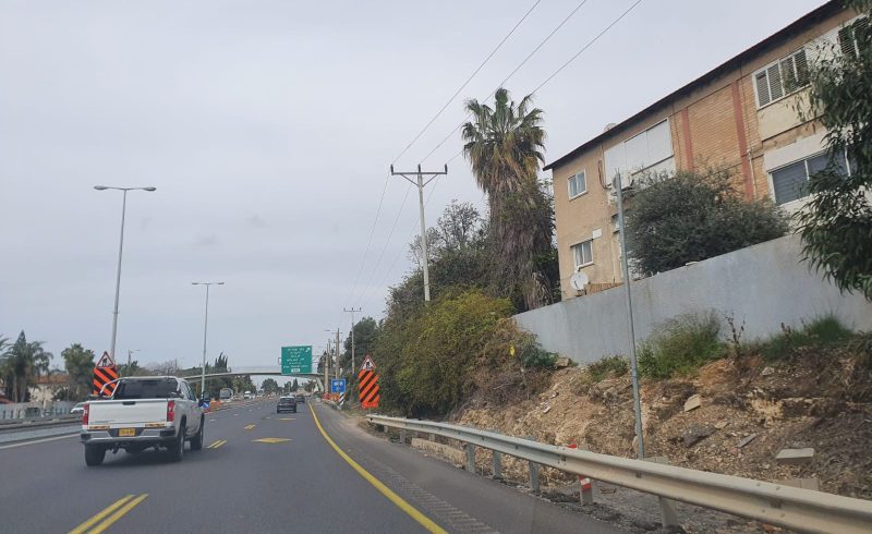 מוקד הרעש: למה תושבי הרצליה ב' ופיתוח מחכים שנים לקיר אקוסטי בכביש החוף?