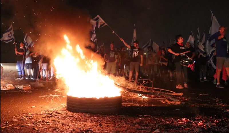 עשרות אלפים מחו נגד המהפכה המשפטית, כבישים נחסמו בהרצליה: "אי אפשר להיות מנומסים יותר"