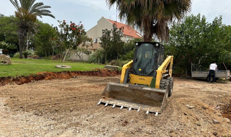 כעס גדול בנחלת עדה: התושבים הופתעו לגלות כי בשכונה מוקמת תחנת התרעננות לאוטובוסים