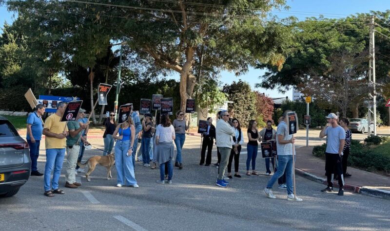 תושבי השכונות הצפוניות חוסמים את צומת הכניסה לשכונת גן רש"ל. צילום: פרטי